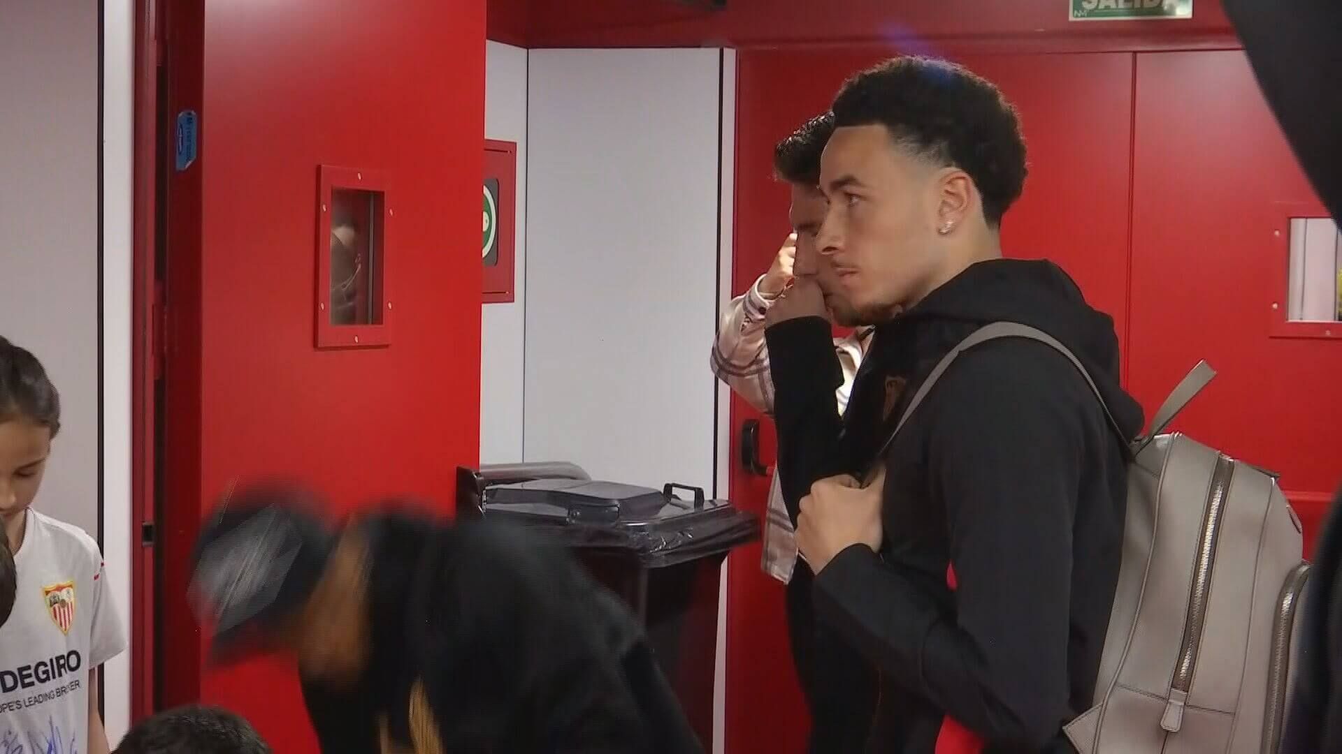 250406_dep_mochila_tito_eng_parcial__postpartido_sevilla_atletico_madrid_frame_97171jp.jpeg 250406_dep_mochila_tito_eng_parcial__postpartido_sevilla_atletico_madrid_frame_97171jp.jpeg