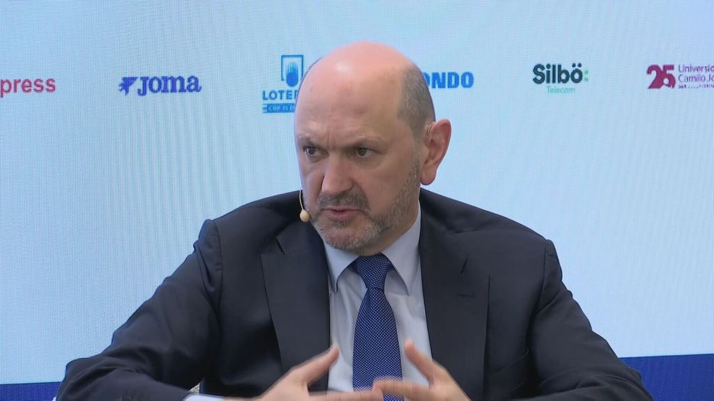 Rafael Louzán anuncia una revolución en el arbitraje español para la próxima temporada: "Los árbitros van a seguir cometiendo errores"