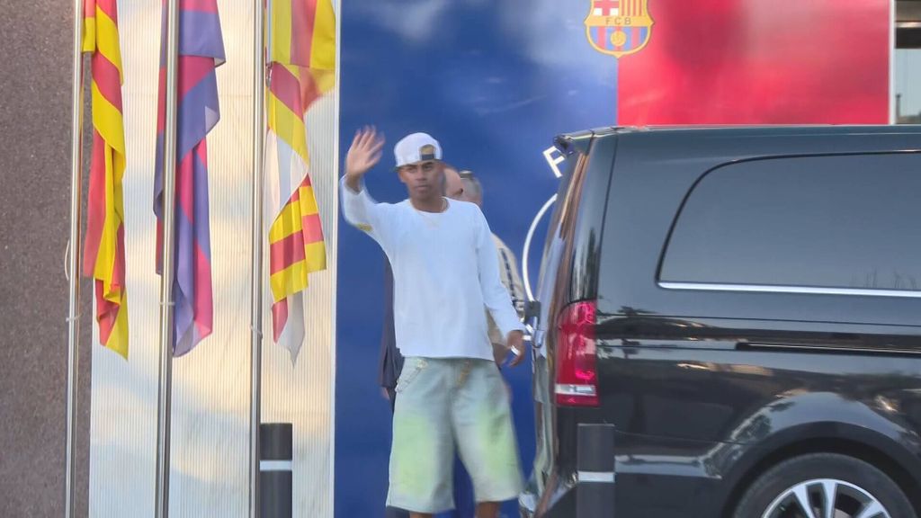 La primera imagen de Lamine Yamal tras renovar con el Barça, con celebración con sus amigos y su padre, eufórico