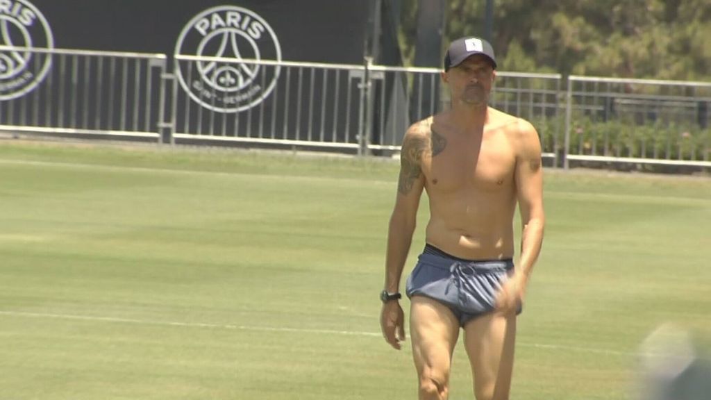 Puro Luis Enrique, descalzo y sin camiseta en su ritual antes de jugar contra el Atlético