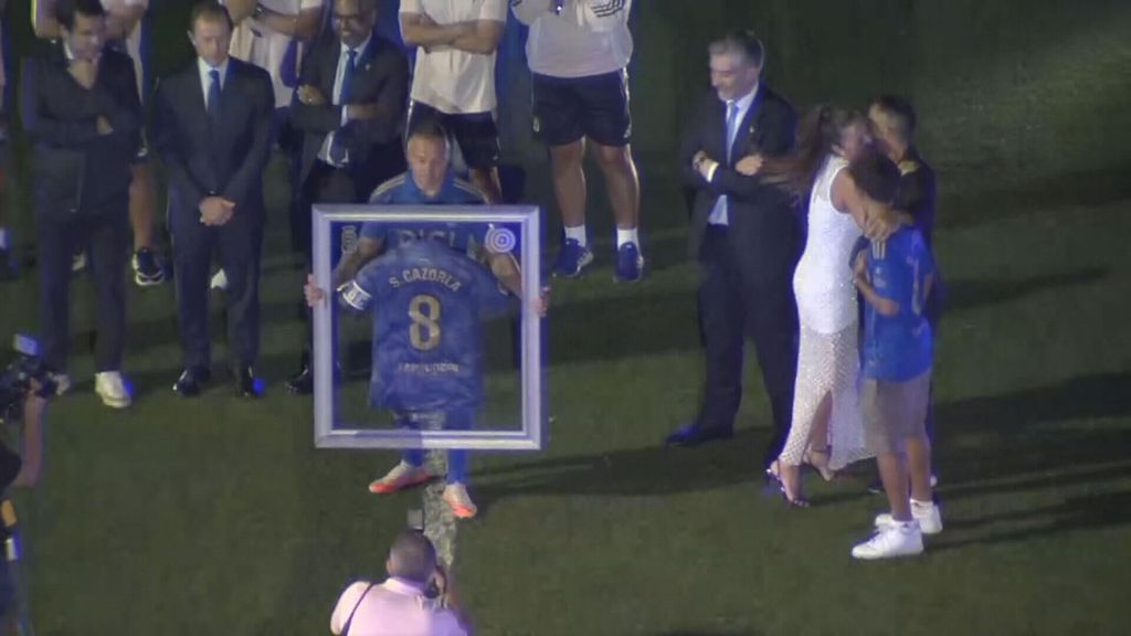 Homenaje a Santi Cazorla en el Carlos Tartiere