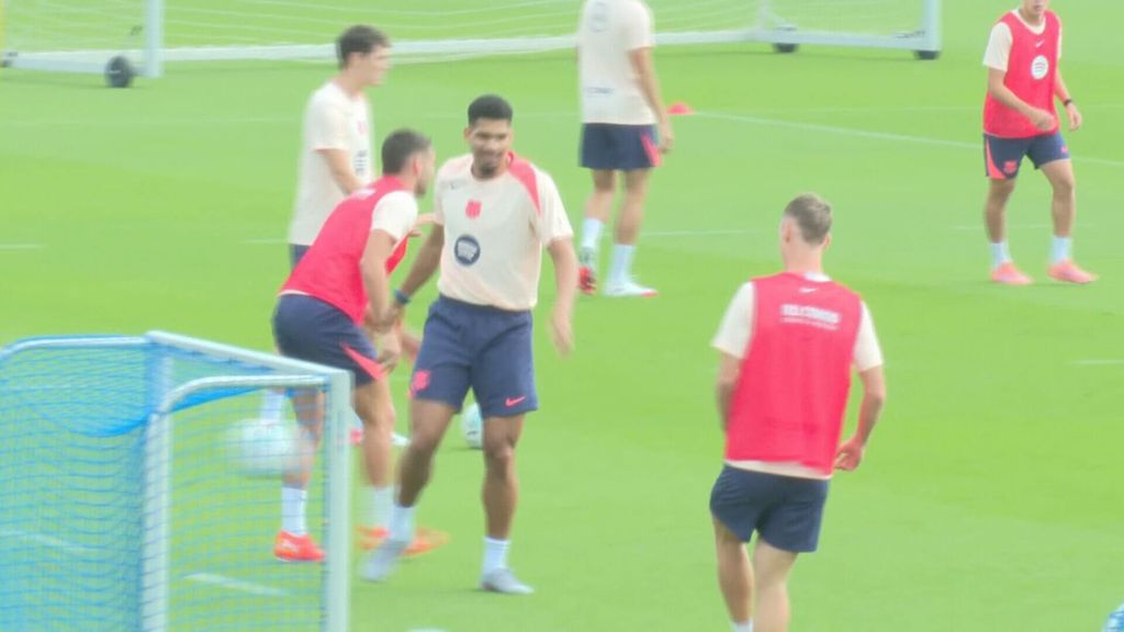 Entrada de Ronal Araújo a Ferran Torres en el entrenamiento del Barcelona