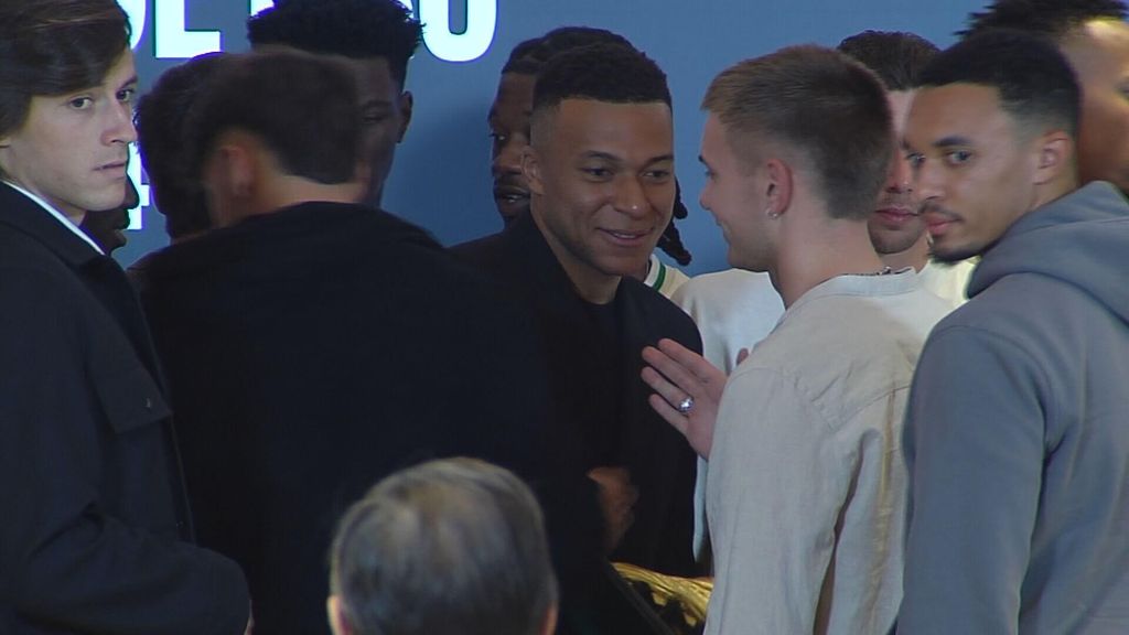 El buen rollo en el vestuario del Real Madrid, todos felicitan uno a uno a Mbappé