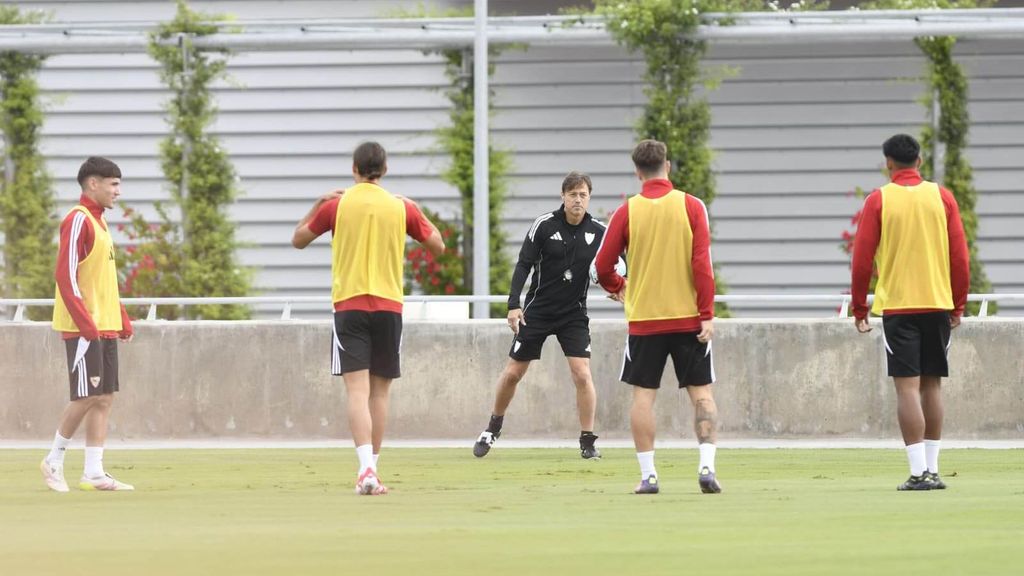 El rondo de Matías Almeyda con jugadores del Sevilla C