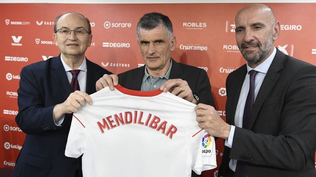 Mendilibar posa con la camiseta del Sevilla (y junto a Castro y Monchi) en su presentación