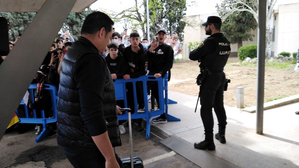Anil Murthy, abucheado por los aficionados del Valencia CF en el aeropuerto