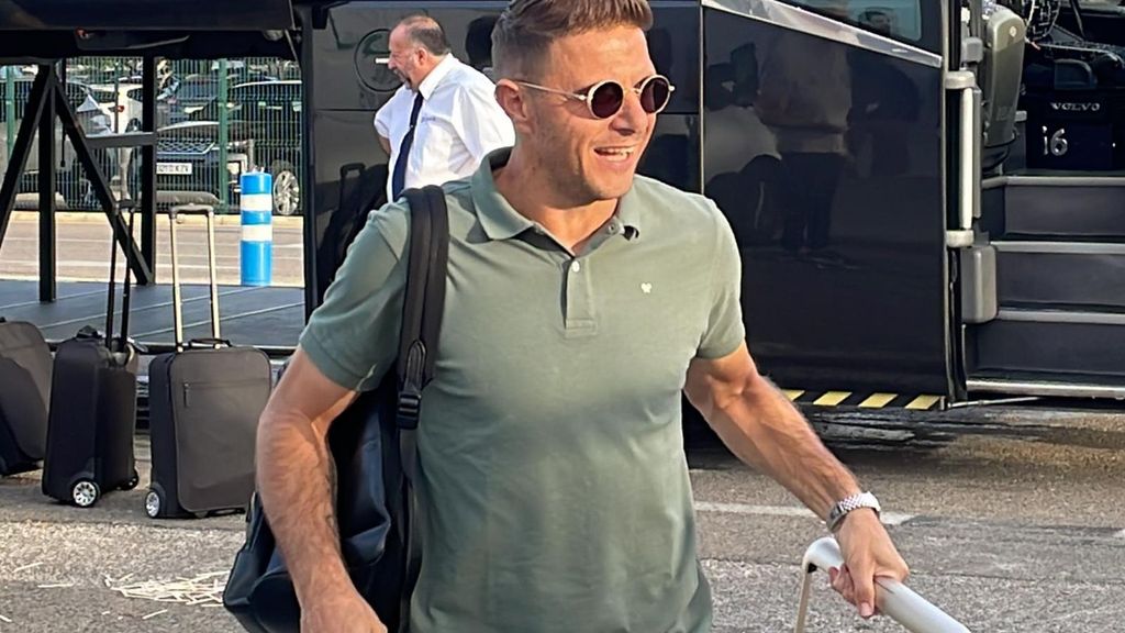Llegada del Betis al aeropuerto para el viaje a Roma