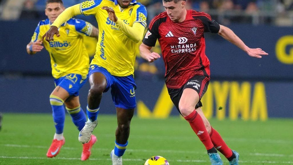 Cádiz CF 3-1 CD Mirandés: Roja de Diakité