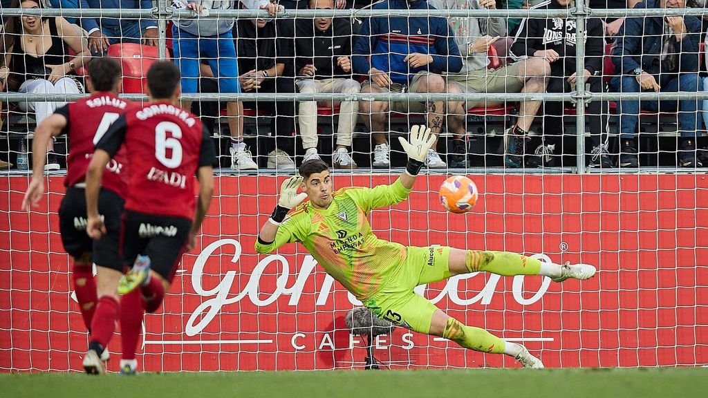 Real Oviedo - Mirandés: penalti fallado por Santiago Colombatto