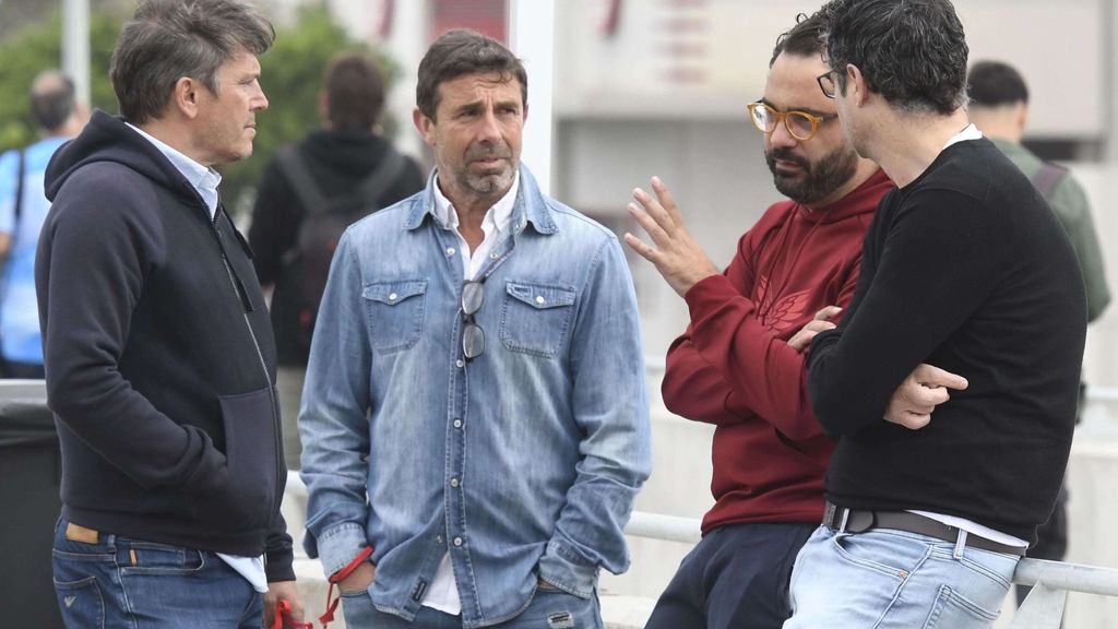 La visita de Toni Muñoz al entrenamiento del Sevilla y su charla con Víctor Orta