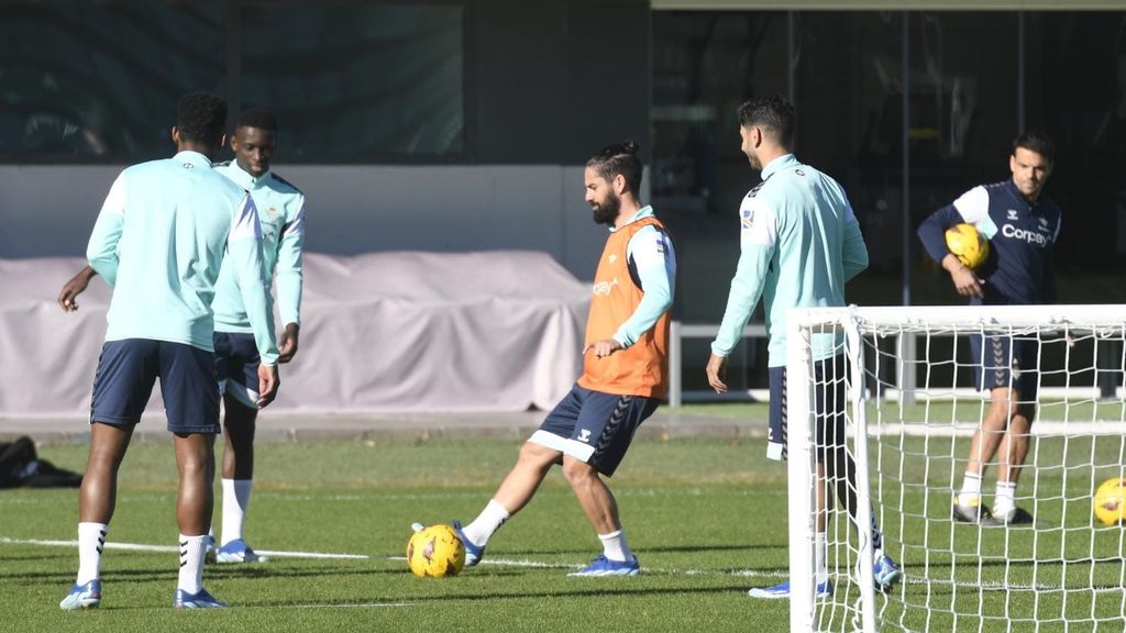 Entrenamiento del Betis con las ausencias de Sabaly, Rui Silva y los internacionales argentinos