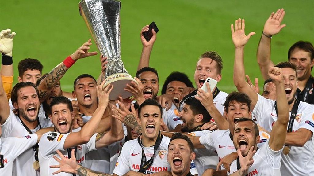 La fiesta de celebración del Sevilla sobre el césped tras ganar su sexta Europa League ante el Inter de Milán