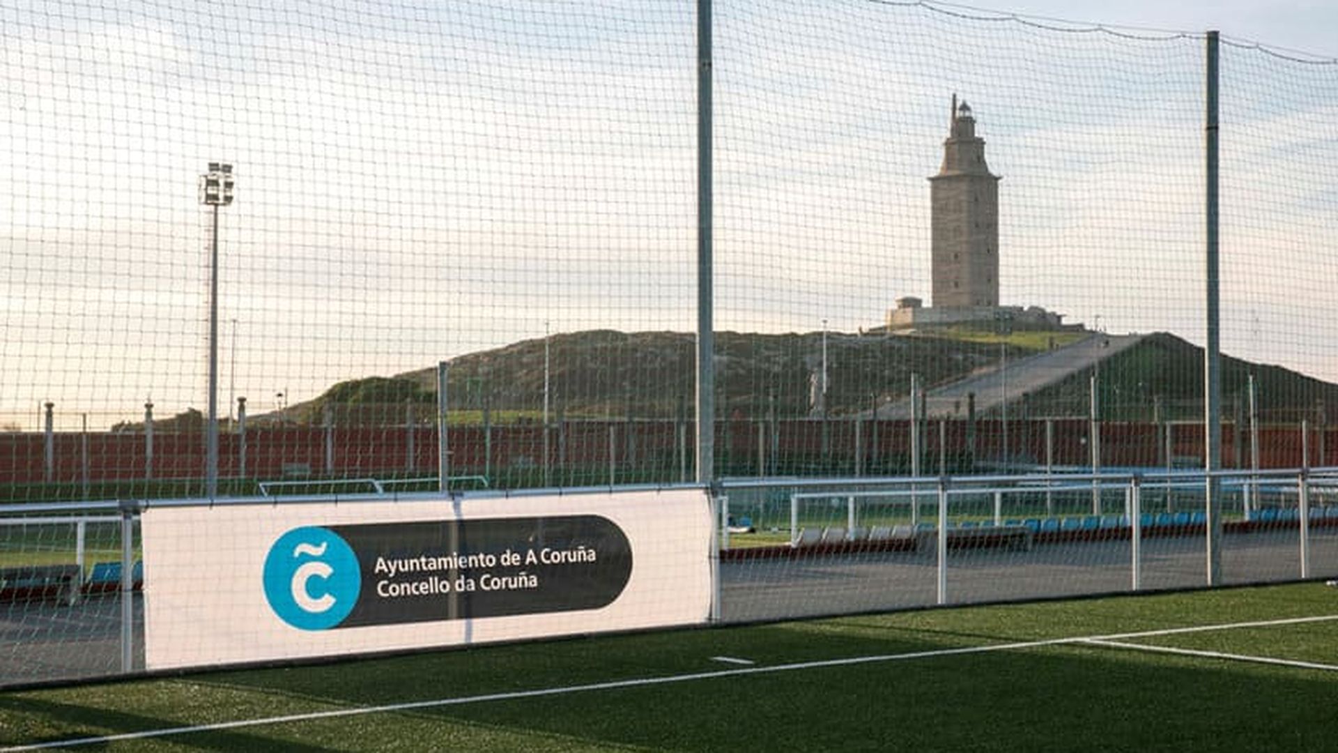 a_coruna_renueva_la_iluminacion_de_los_campos_de_futbol_municipales_001.jpg