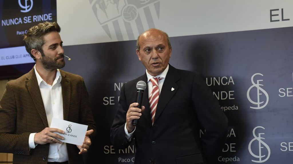 Del Nido habla en la presentación del libro de Paco Cepeda 'Nunca se rinde'