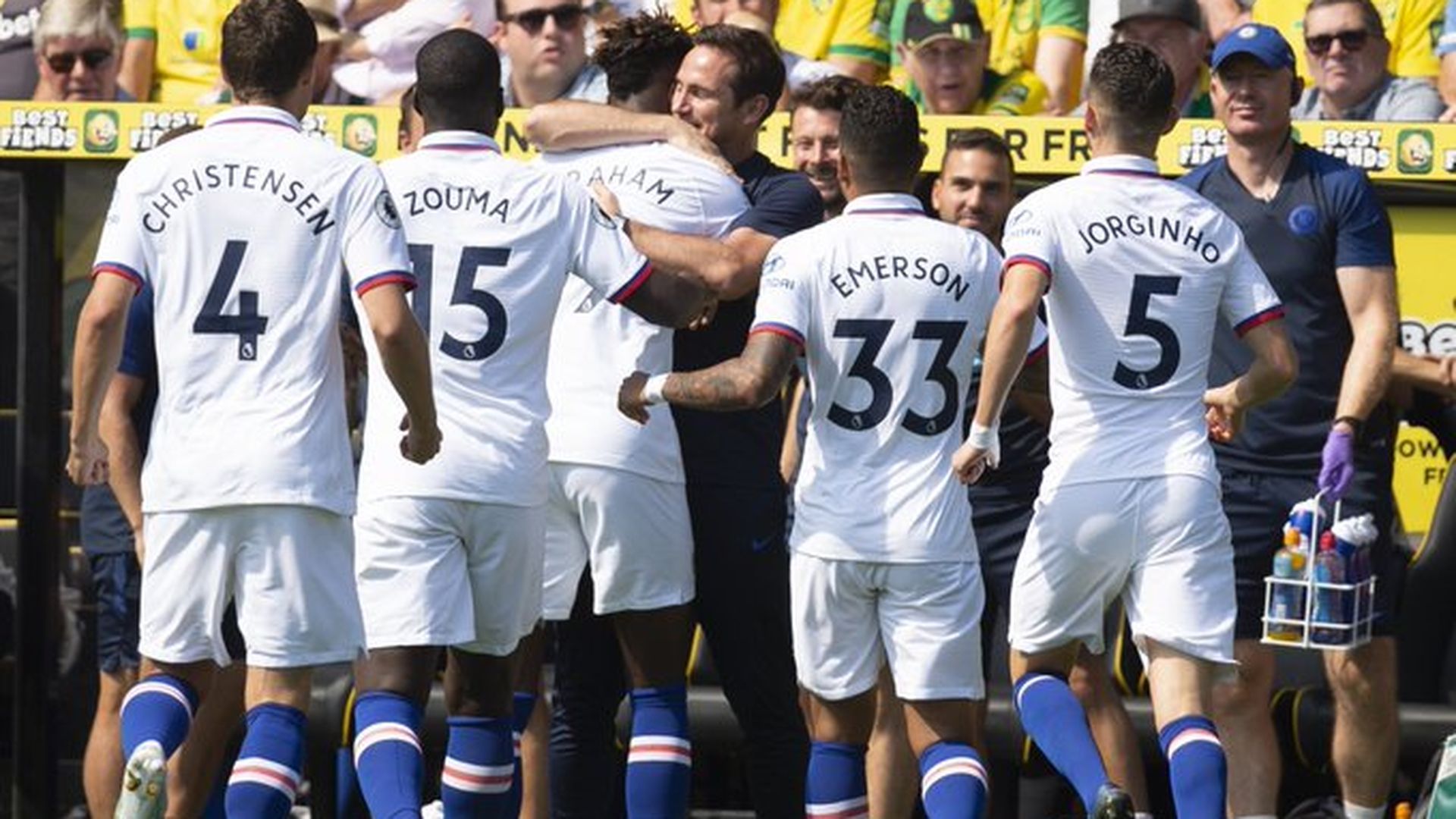 abraham_dedicandole_uno_de_sus_goles_a_lampard.jpg abraham_dedicandole_uno_de_sus_goles_a_lampard.jpg