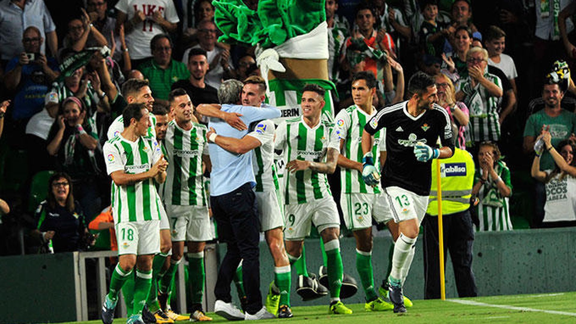 abrazo_de_setien_y_fabian.jpg abrazo_de_setien_y_fabian.jpg