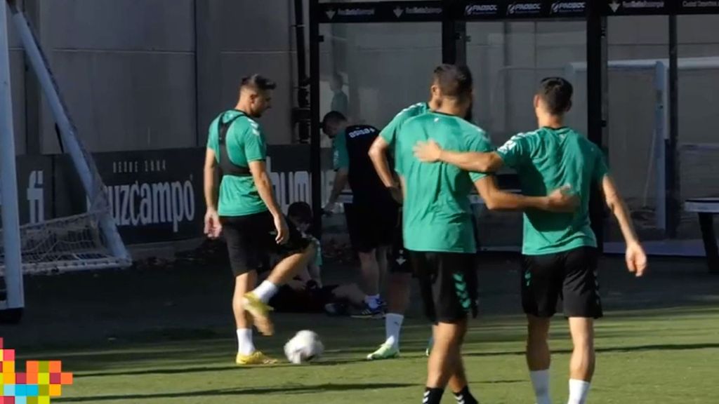 Abrazo entre Borja Iglesias y Alex Moreno durante el entrenamiento