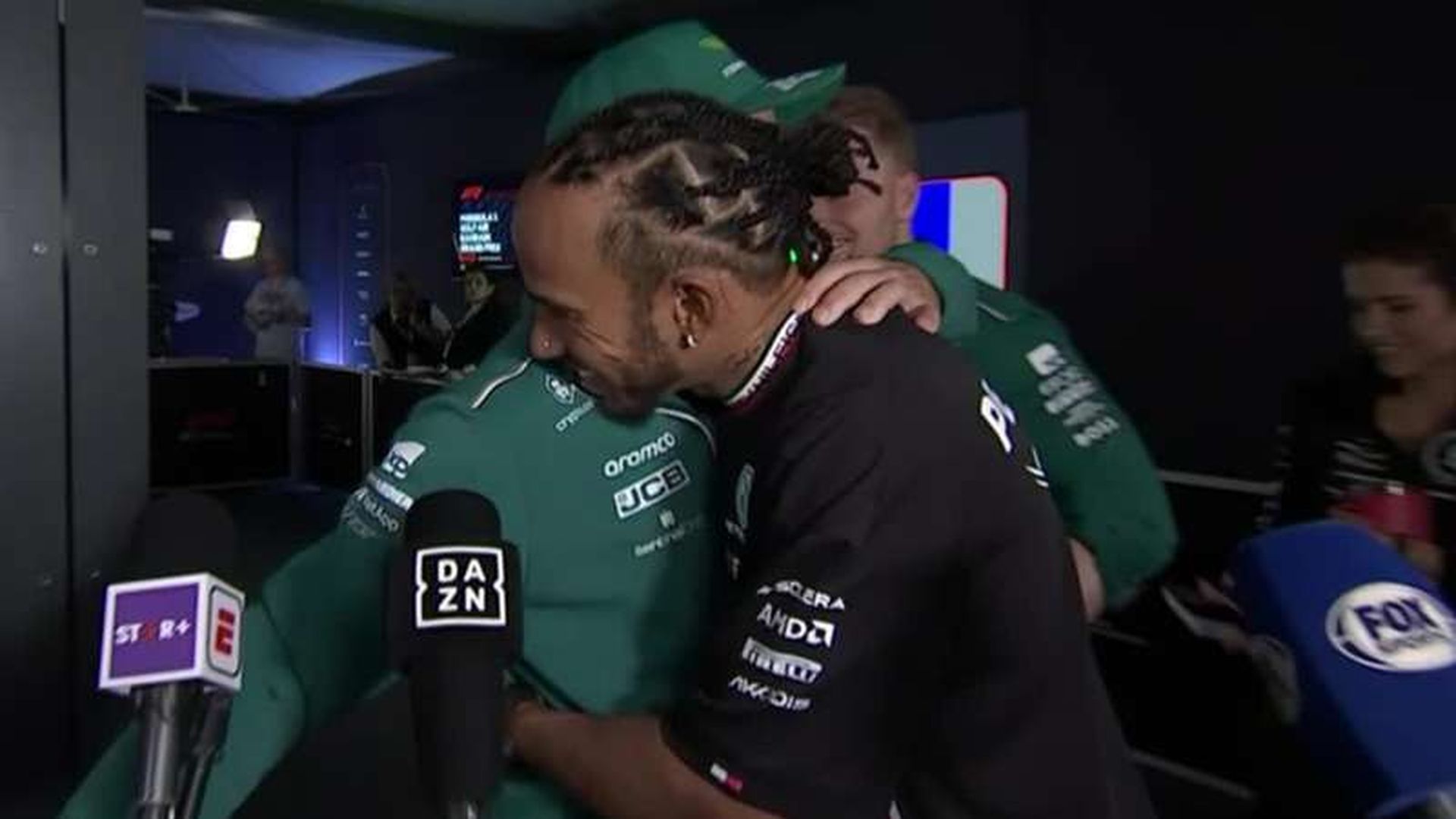 abrazo_entre_fernando_alonso_y_lewis_hamilton_despues_del_gp_de_bahrein_foto_dazn_001.jpeg