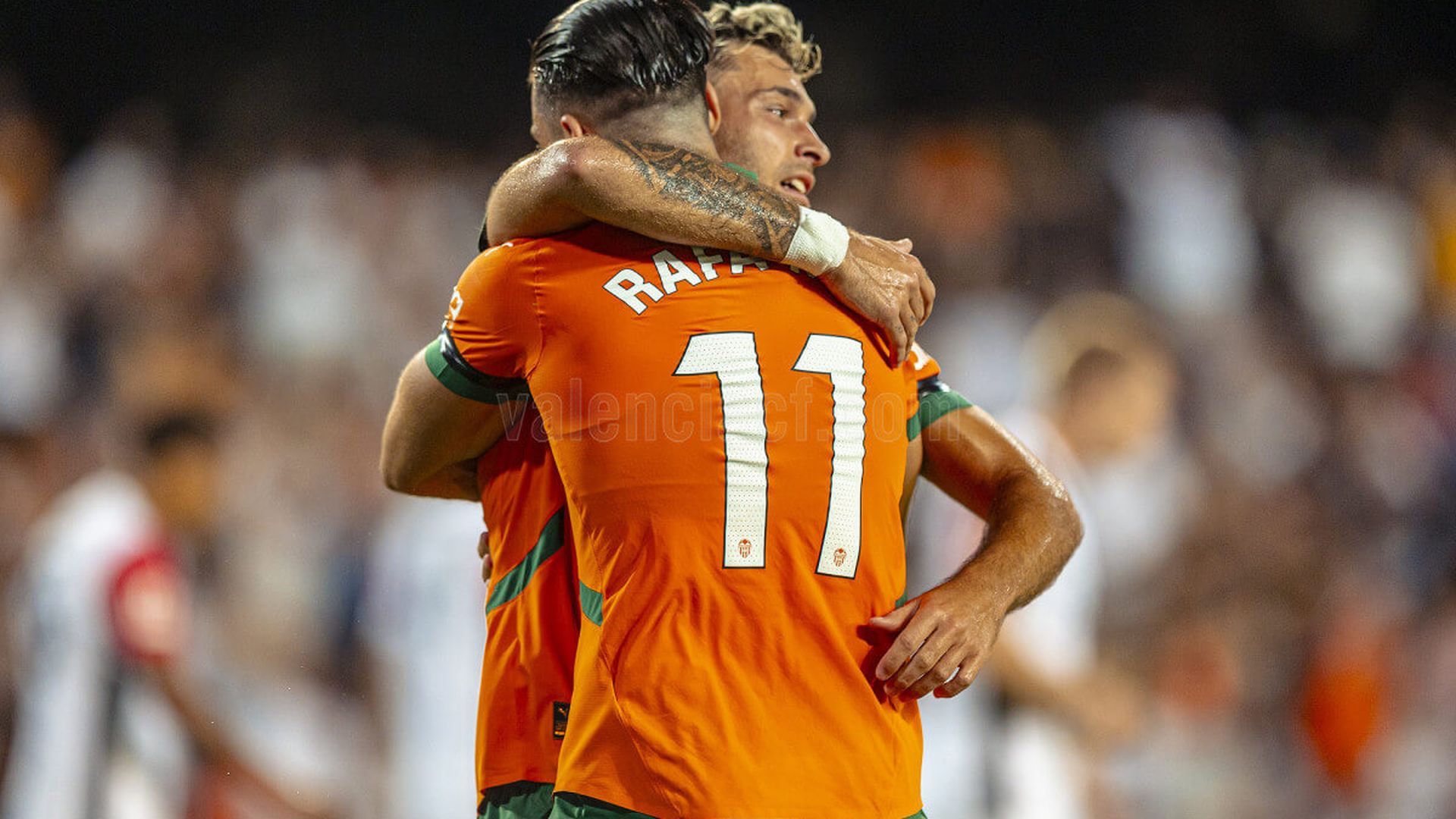 abrazo_entre_rafa_mir_y_hugo_duro_en_el_trofeo_naranja_foto_valencia_cf_001.jpg abrazo_entre_rafa_mir_y_hugo_duro_en_el_trofeo_naranja_foto_valencia_cf_001.jpg