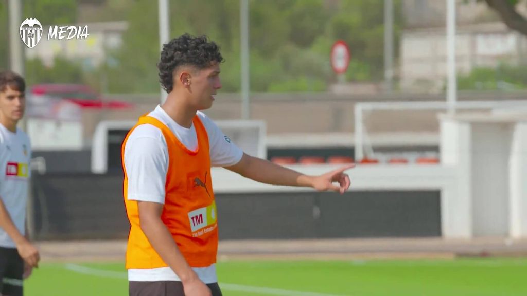 Warren Madrigal celebra su primer gol como valencianista