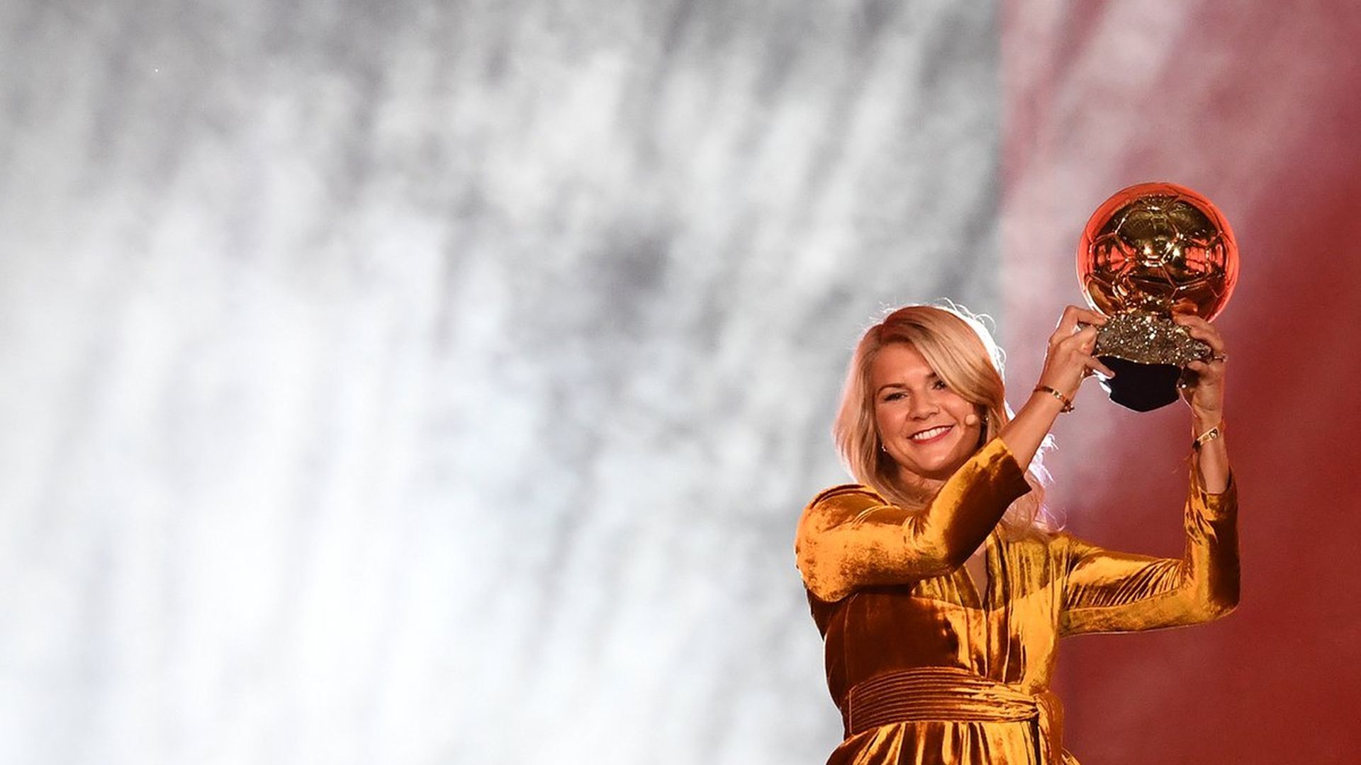 ada_hegerberg_muestra_el_premio__001.jpg ada_hegerberg_muestra_el_premio__001.jpg