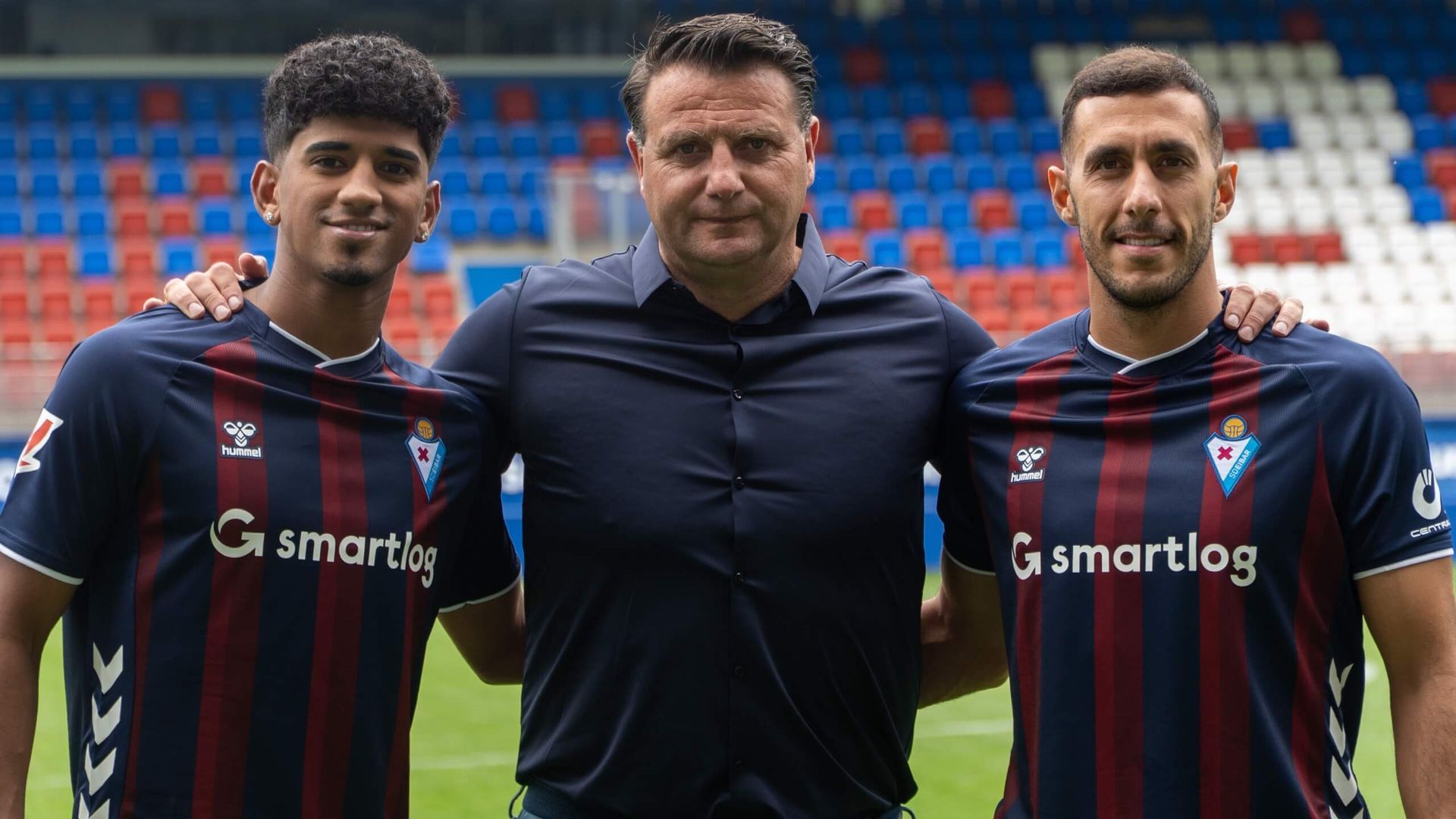 adu_ares_a_la_izquierda_durante_su_presentacion_con_el_eibar_foto_sd_eibar_001.jpg adu_ares_a_la_izquierda_durante_su_presentacion_con_el_eibar_foto_sd_eibar_001.jpg