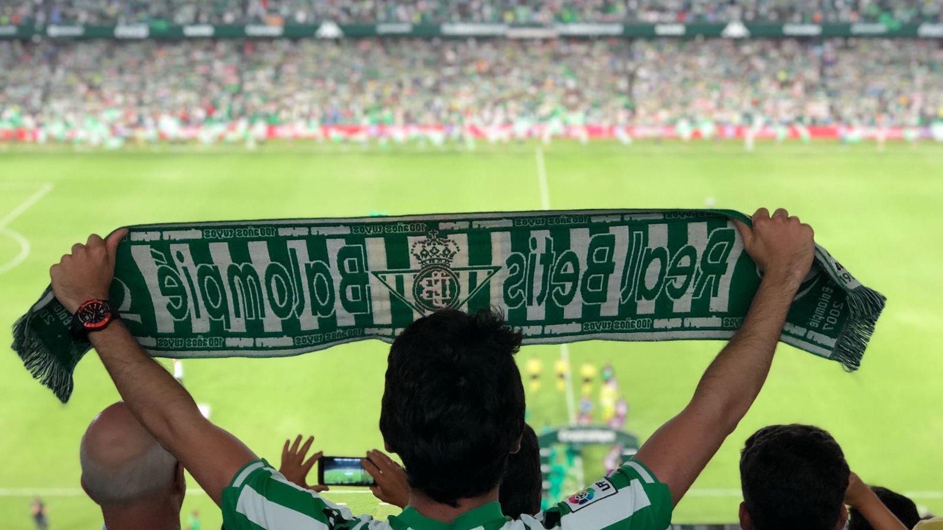 aficion_del_betis_ante_el_levante_foto_kiko_hurtado_001.jpeg