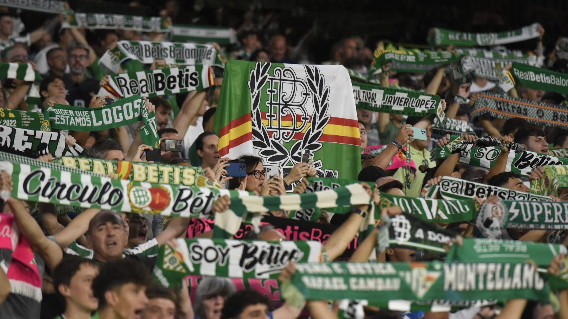 aficion_del_betis_en_el_benito_villamarin_foto_kiko_hurtado.jpeg