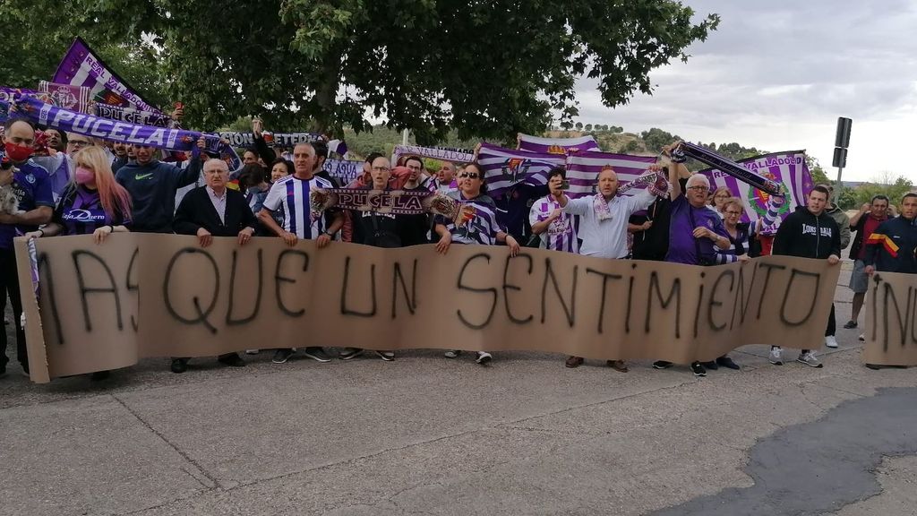Aficionados del Real Valladolid protestan en Zorrilla por el cambio de escudo