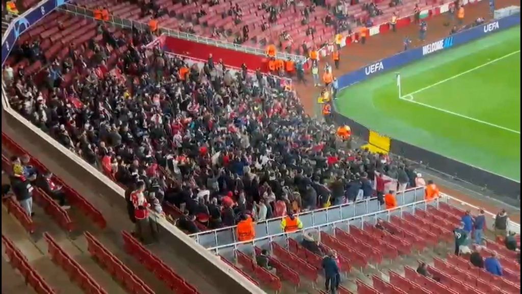 Afición del Sevilla en el Emirates