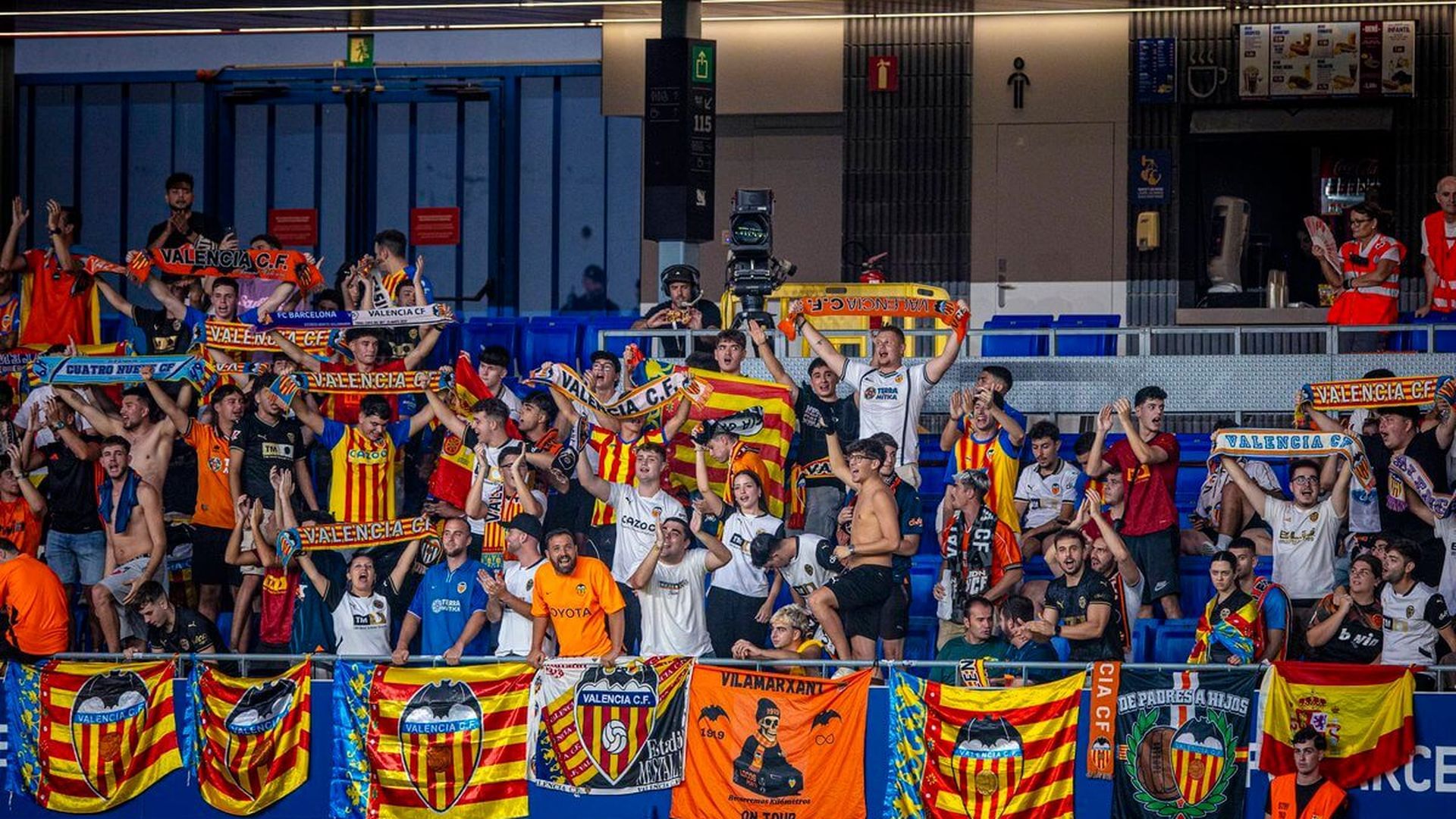 aficion_del_valencia_cf_en_el_johan_cruyff_foto_valencia_cf_001.jpeg aficion_del_valencia_cf_en_el_johan_cruyff_foto_valencia_cf_001.jpeg