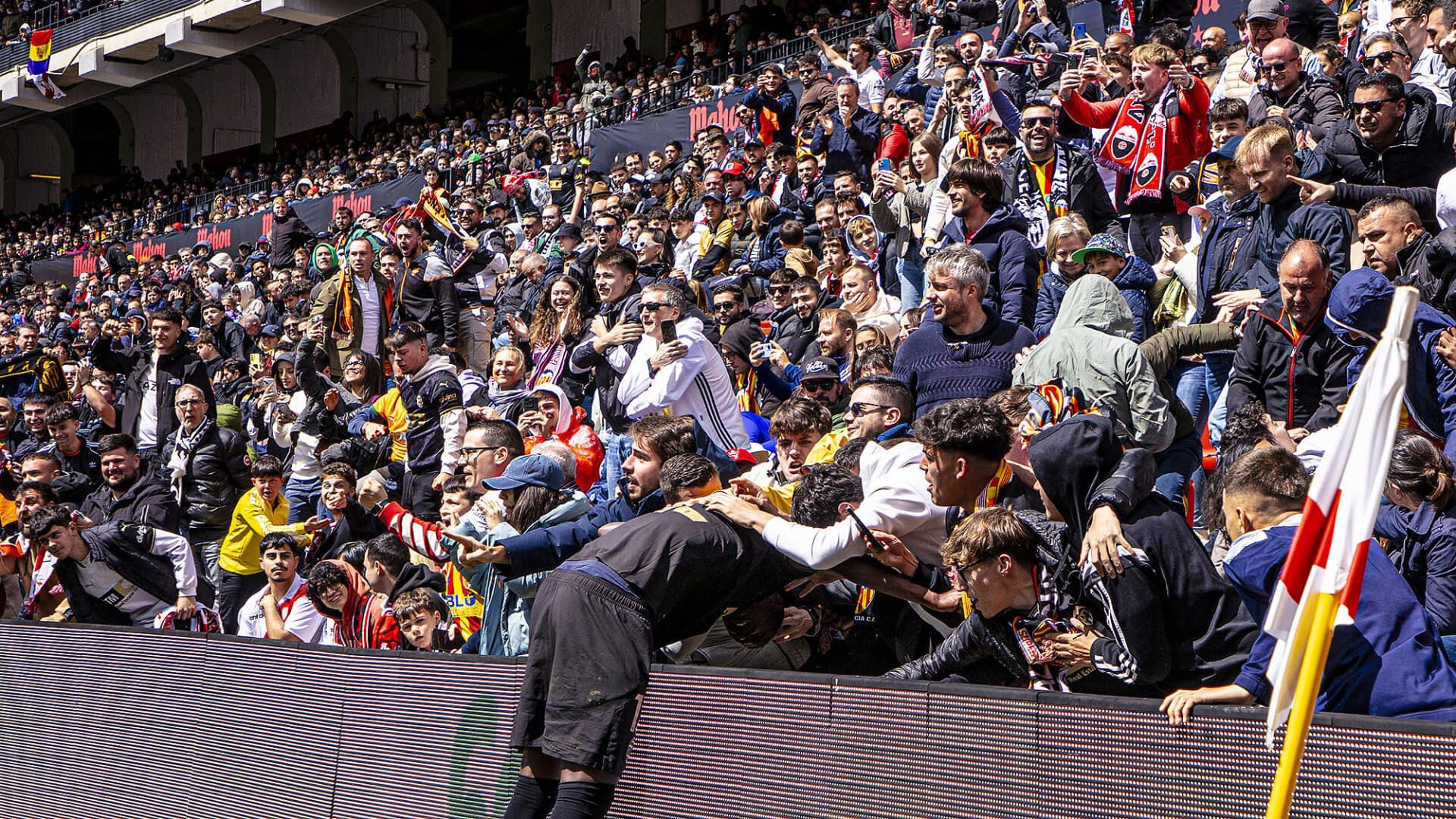 aficion_del_valencia_cf_fuera_de_mestalla_002.jpg aficion_del_valencia_cf_fuera_de_mestalla_002.jpg