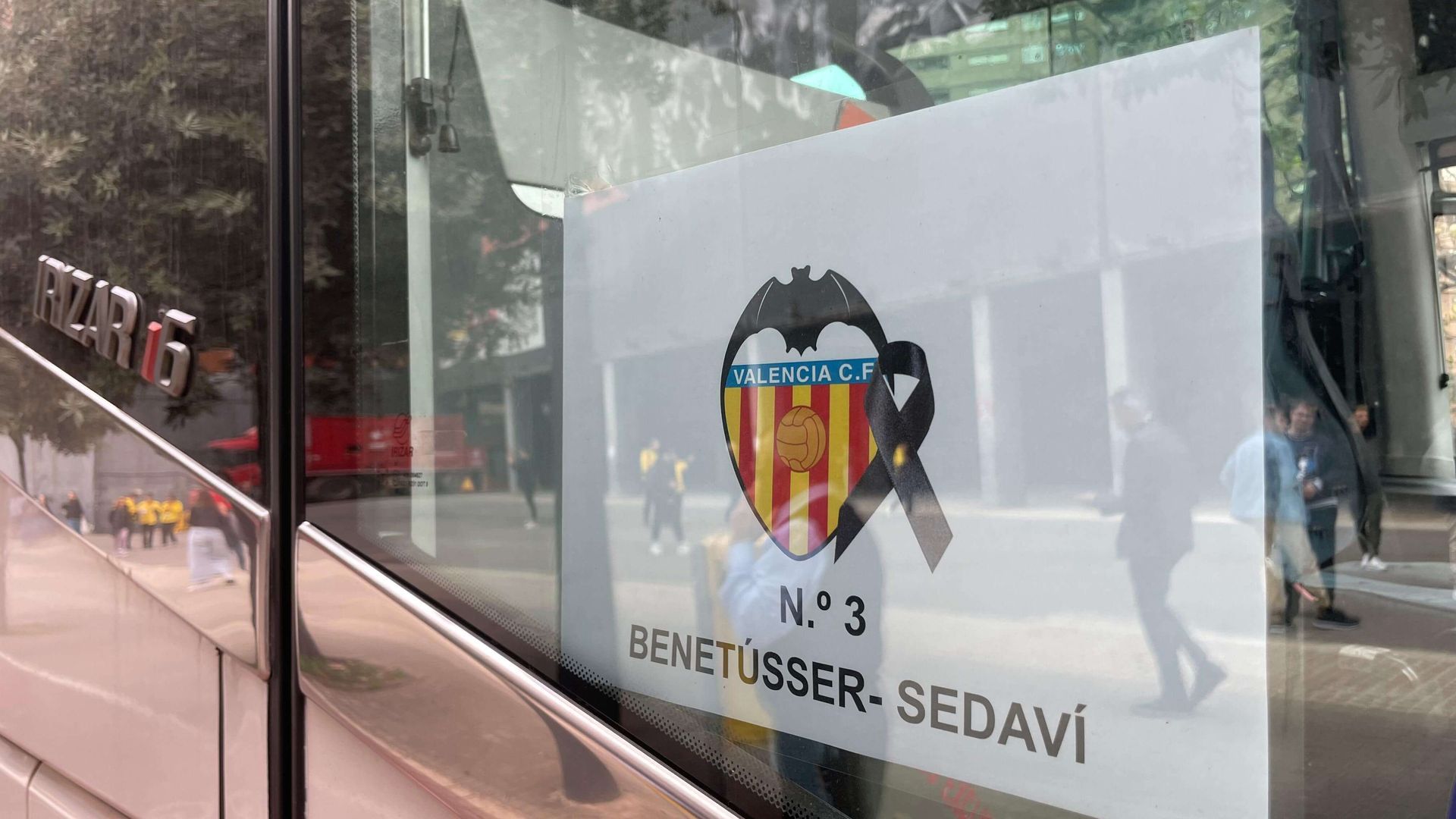 aficionados_afectados_por_la_dana_llegan_a_mestalla_002.jpeg aficionados_afectados_por_la_dana_llegan_a_mestalla_002.jpeg