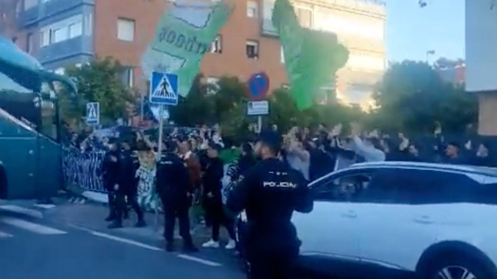 aficionados_beticos_despiden_a_la_plantilla_en_su_salida_de_la_ciudad_deportiva_001.png