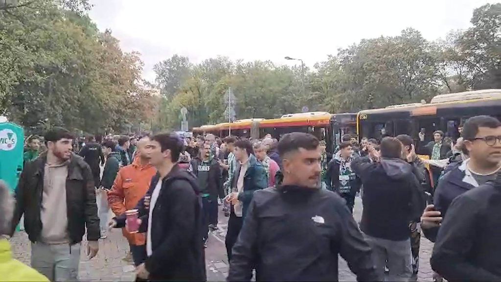 Aficionados béticos llegan al estadio del Legia