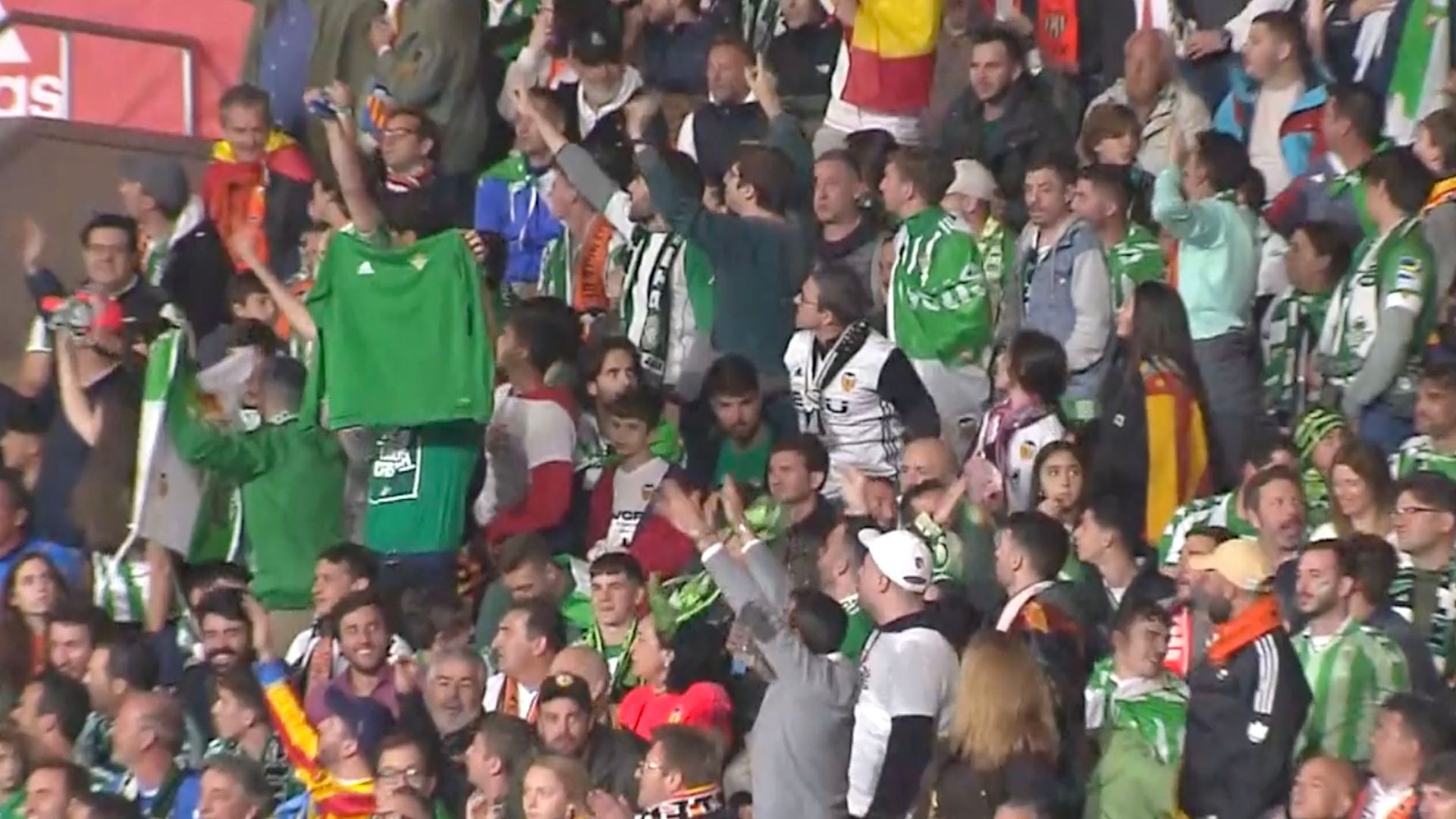 aficionados_de_betis_y_valencia_cantan_contra_la_federacion_001.png