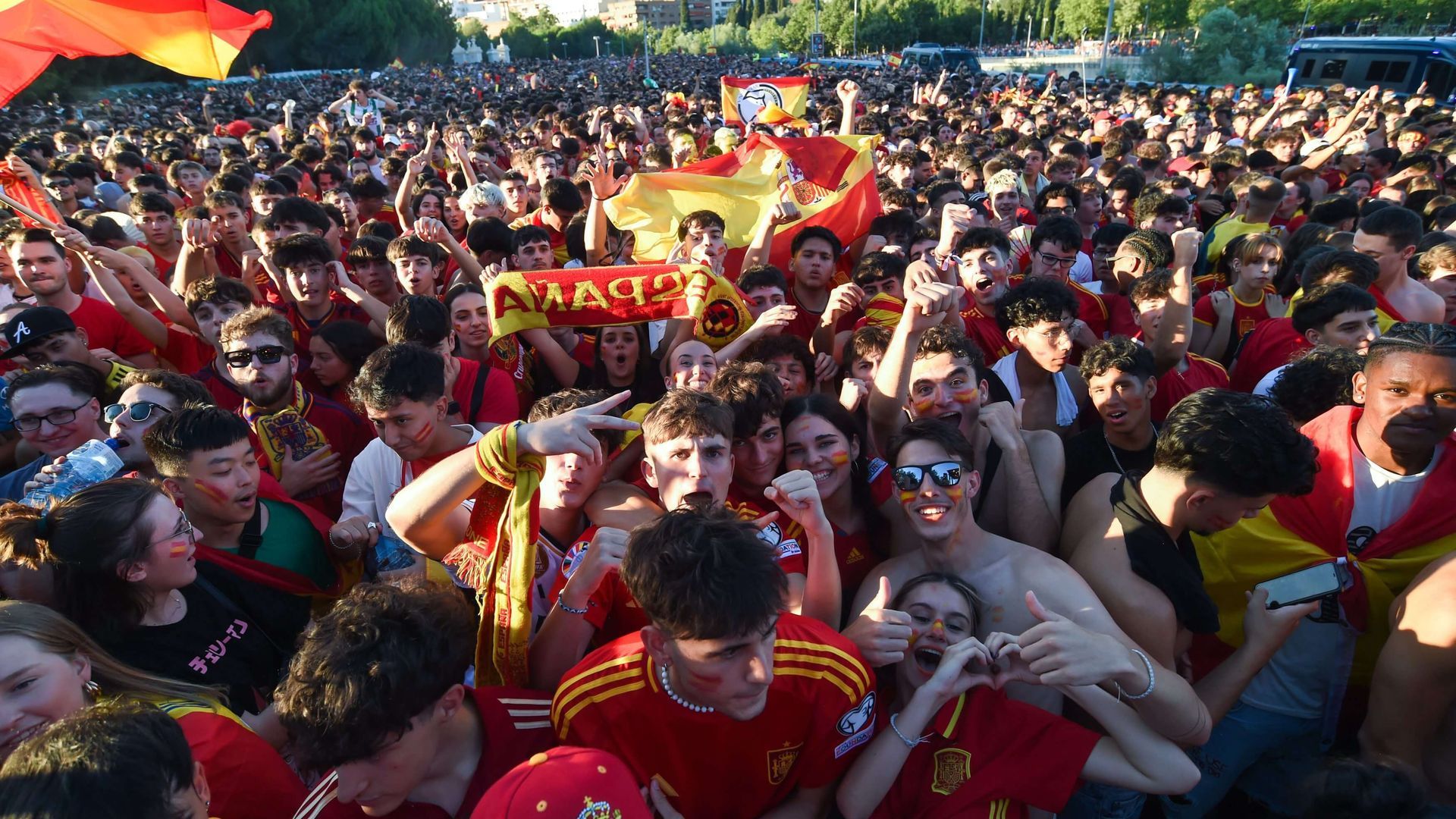 aficionados_de_espana_durante_la_final_de_la_eurocopa_en_madrid_foto_cordon_press_001.jpg aficionados_de_espana_durante_la_final_de_la_eurocopa_en_madrid_foto_cordon_press_001.jpg