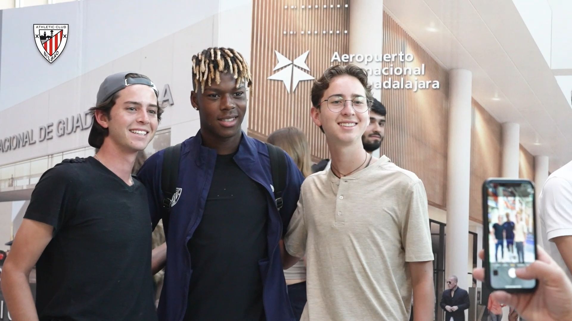 aficionados_del_athletic_reciben_al_equipo_en_el_aeropuerto_de_guadalajara_mexico.jpg