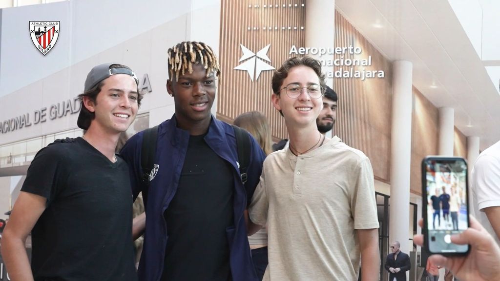 Aficionados del Athletic reciben al equipo en el aeropuerto de Guadalajara, México