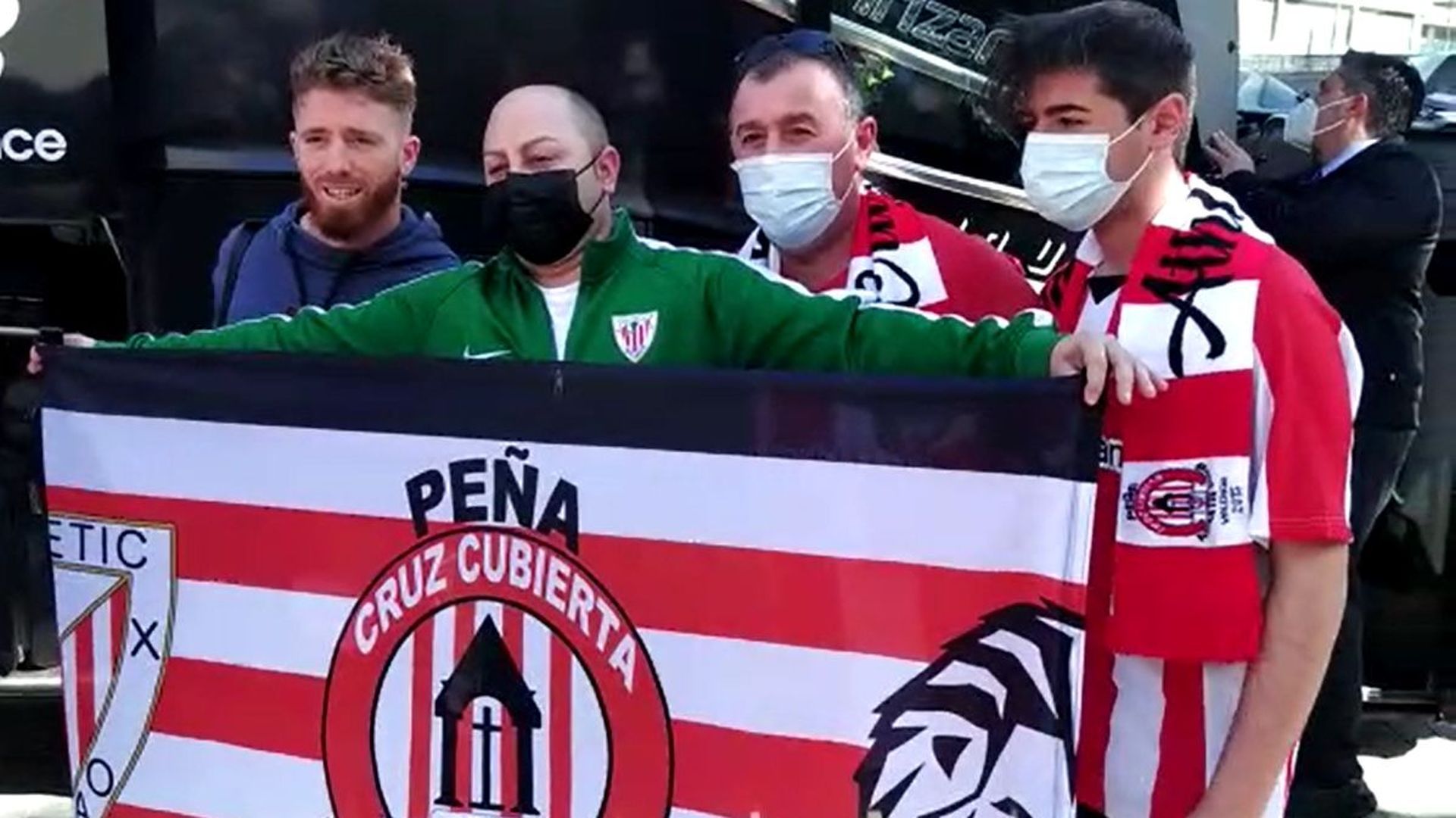 aficionados_del_athletic_reciben_en_valencia_a_los_jugadores_antes_de_la_semifinal_de__001.png