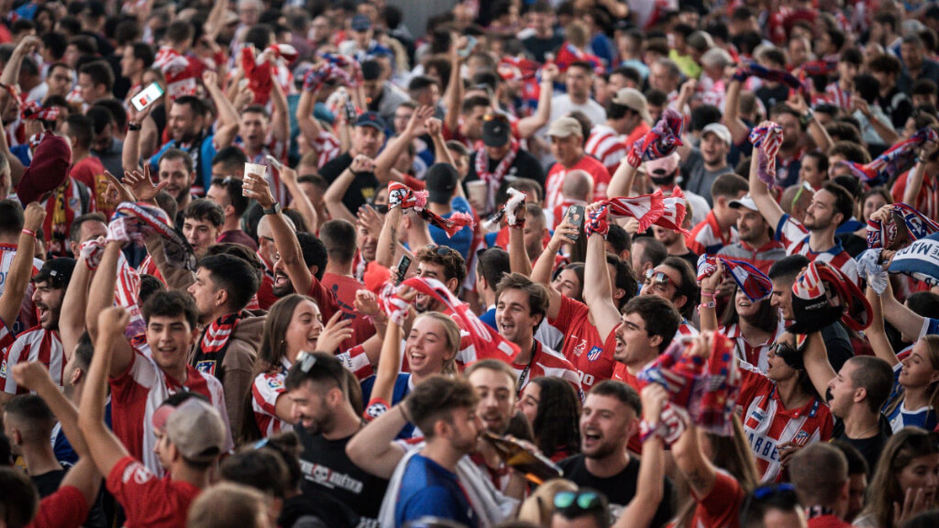 aficionados_del_atletico_de_madrid_antes_de_un_partido.jpg
