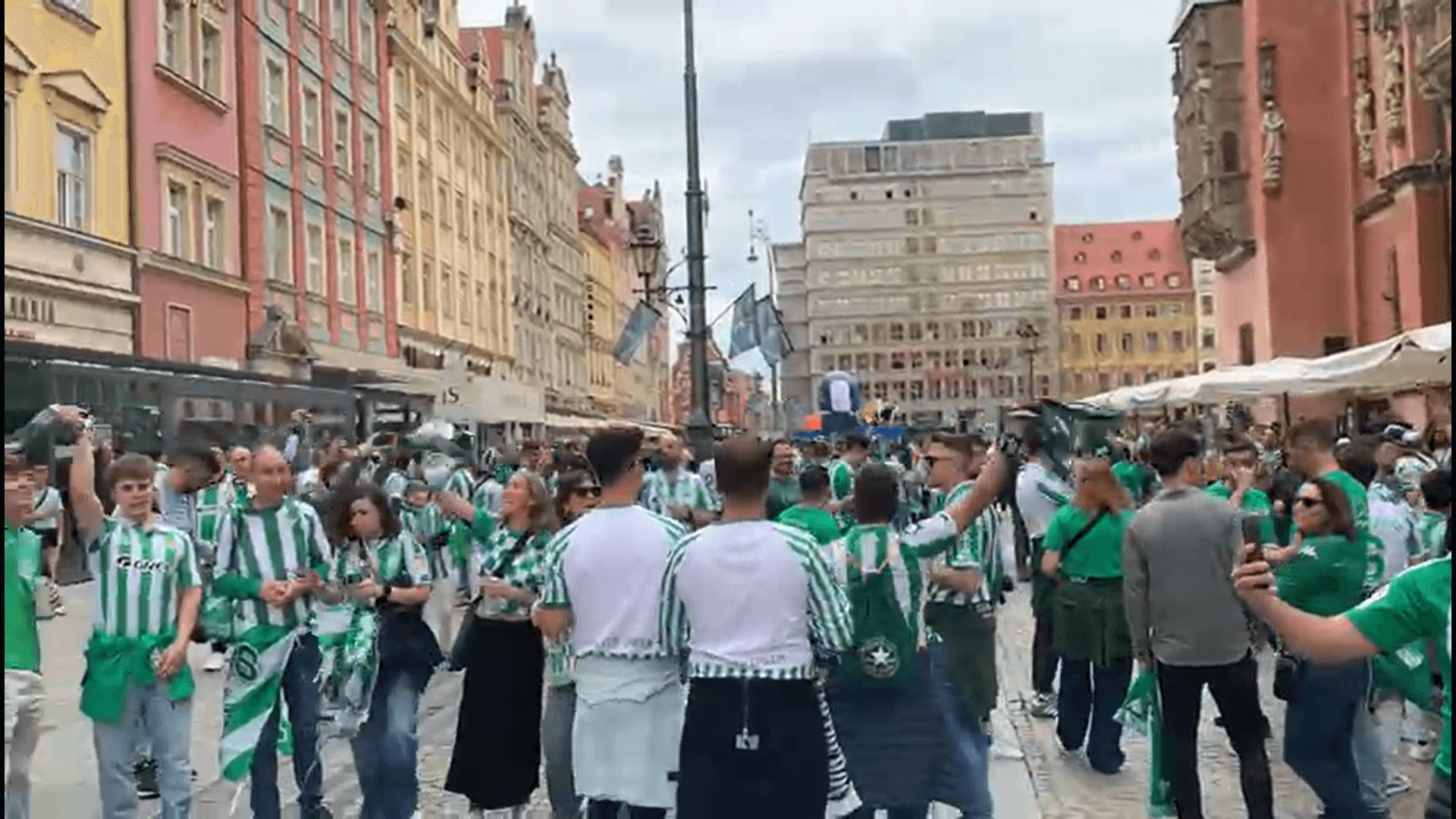 aficionados_del_betis_inundan_breslavia.png