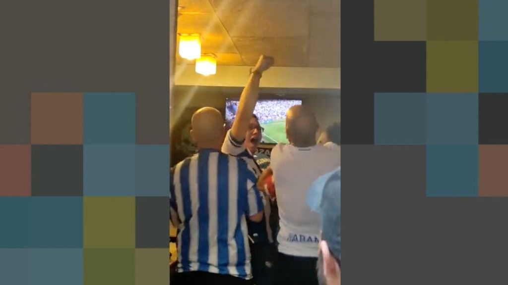 Aficionados del Dépor en Barcelona celebran el gol de Soriano ante el Albacete