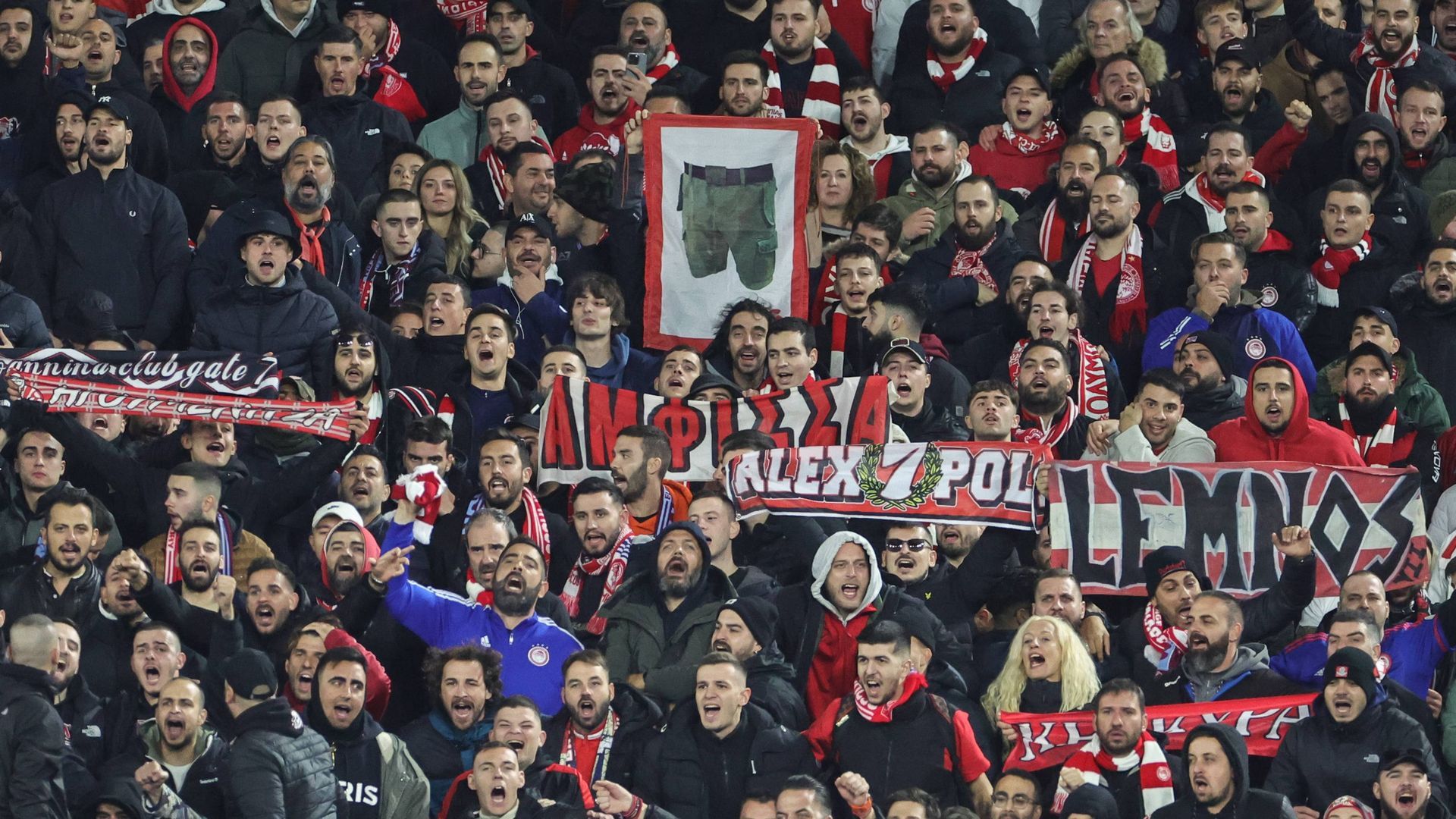 aficionados_del_olympiacos_en_un_partido_a_domicilio_foto_cordon_press_001.jpg aficionados_del_olympiacos_en_un_partido_a_domicilio_foto_cordon_press_001.jpg