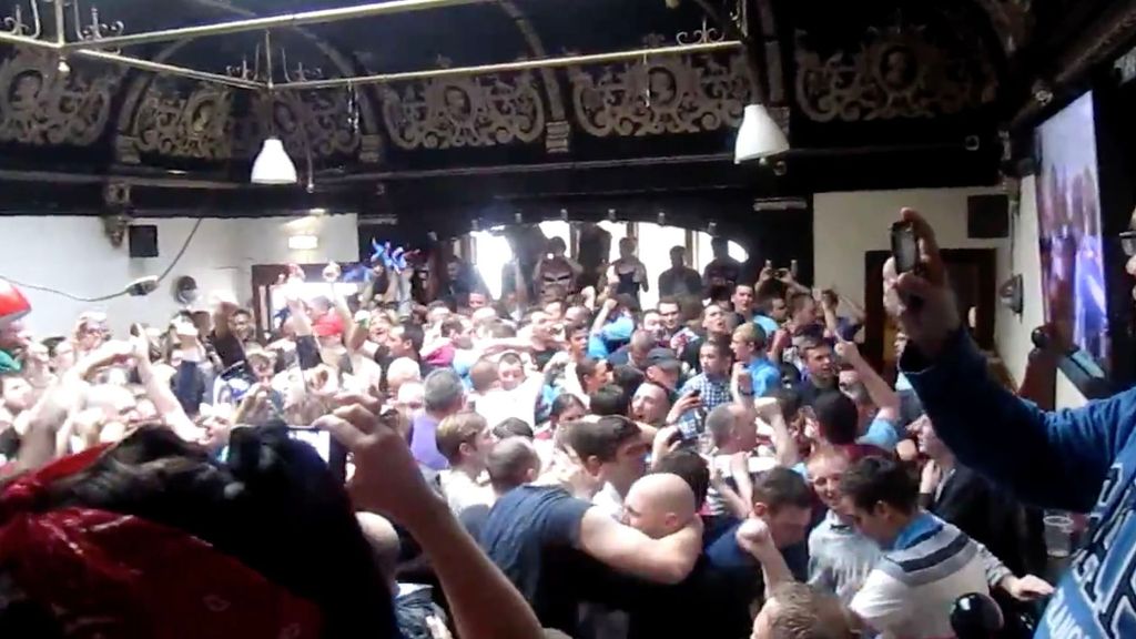 Los hinchas del West Ham en The Boleyn Pub, lugar de reunión