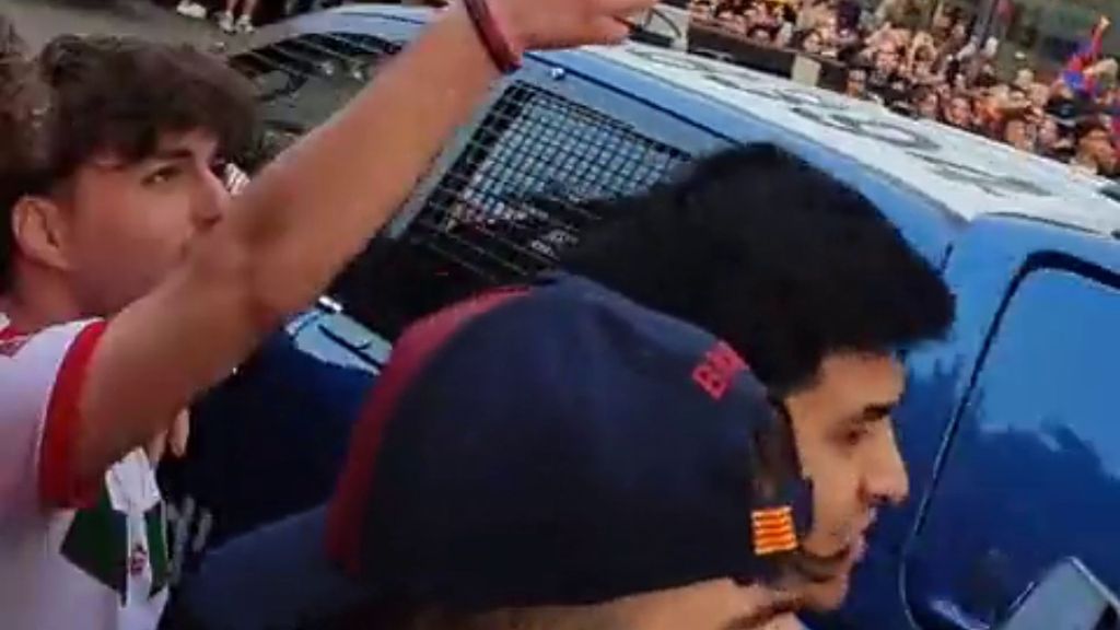 (Mediaset) Los culés se acuerdan de Dani Alves en plena rúa al ver una patrulla