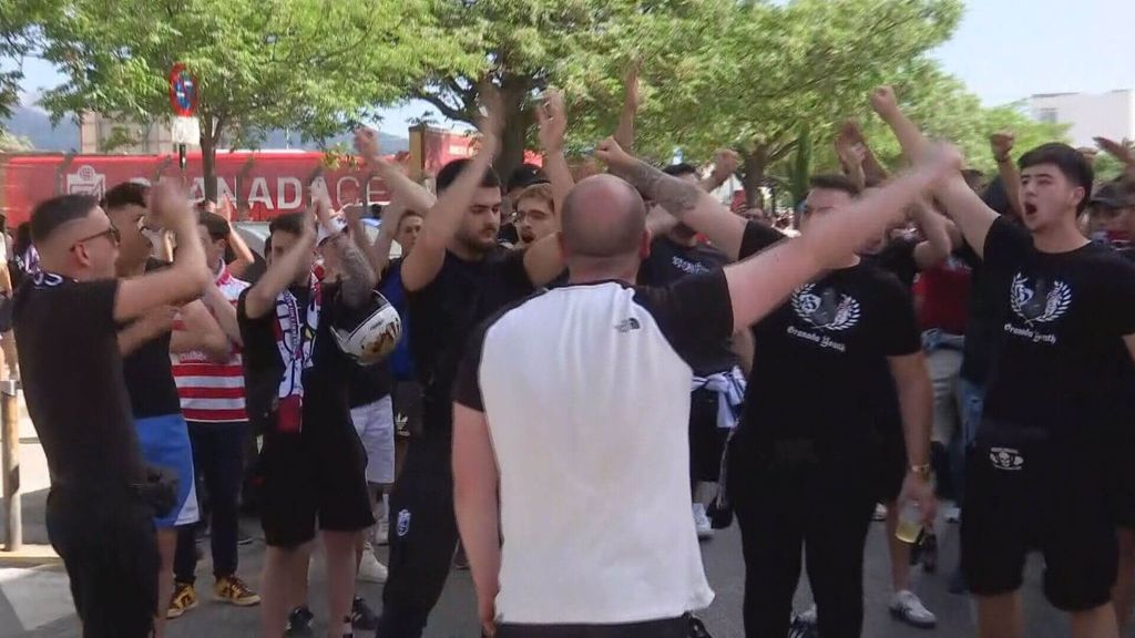 La afición del Granada anima a su equipo a pesar del descenso a LALIGA Hypermotion: "Volveremos"