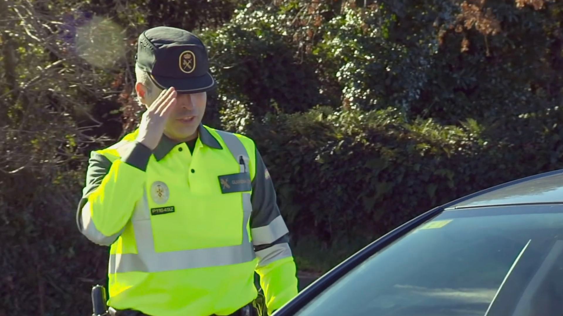 agente_de_la_guardia_civil_multa_a_un_conductor_001.png agente_de_la_guardia_civil_multa_a_un_conductor_001.png