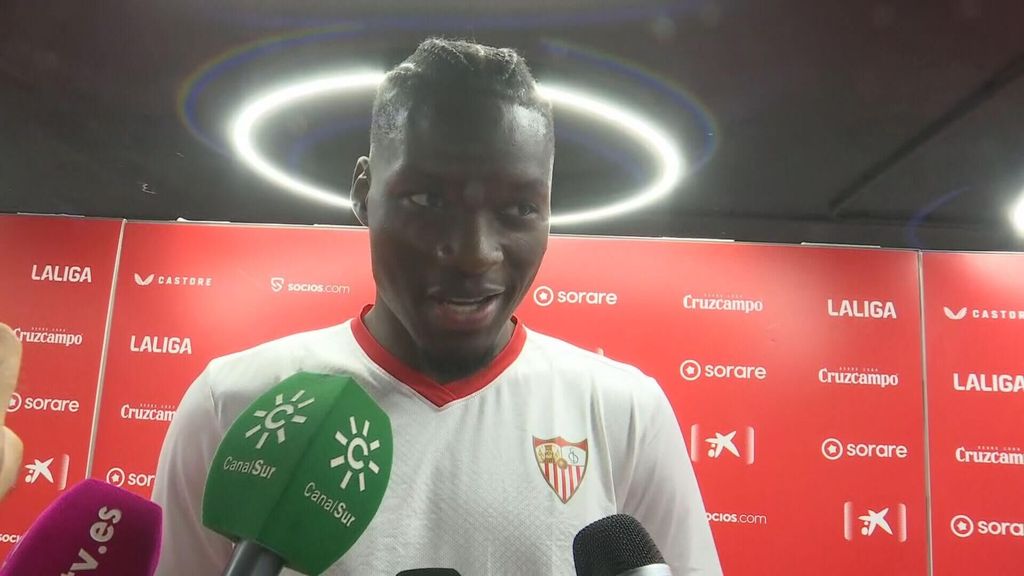 Agoumé, rendido a la afición del Sevilla en su primer derbi en el Sánchez-Pizjuán: "Fue espectacular"