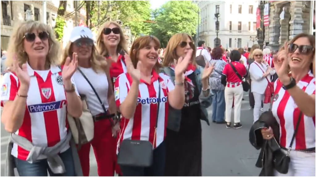 Desde más de 1.000 kilómetros, con la hija del tenor del himno del Athletic y cantando lo que manda Iker Muniain: locura en Bilbao